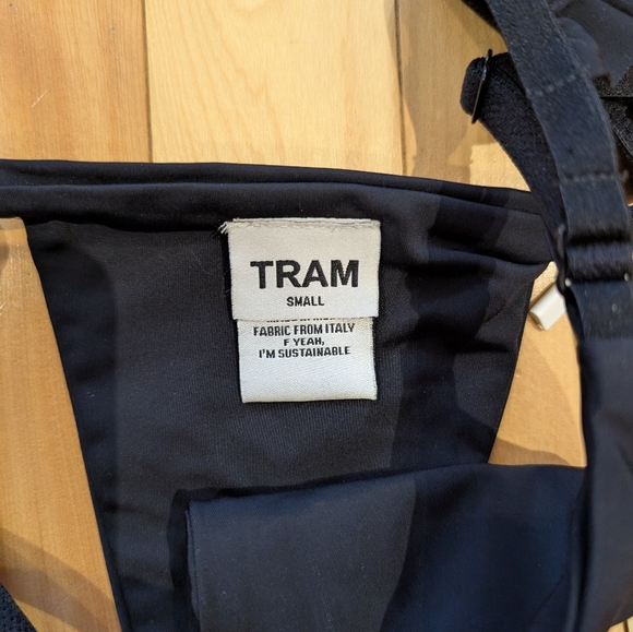 Elegant Black Ruffled Bikini - Picture 4 of 7